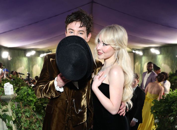 Barry Keoghan og Sabrina Carpenter saman á rauða dreglinum á Met Gala í maí.