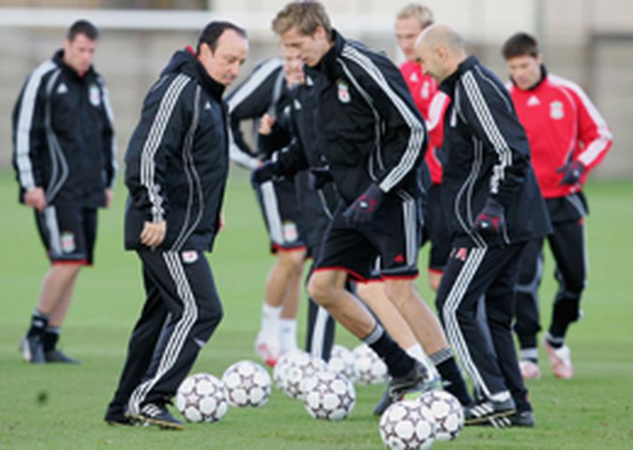 Rafael Benitez fylgist með Peter Crouch á æfingu.