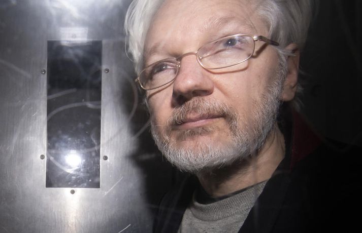 Assange setti sig meðal annars í samband við son Trump þegar Wikileaks dreifði tölvupóstum demókrata. Honum á að hafa verið boðin náðun ef hann neitaði aðild Rússa að innbroti í tölvupósta demókrata.