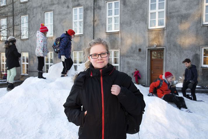 Ragnheiður Lóa fyrir utan Austurbæjarskóla. 