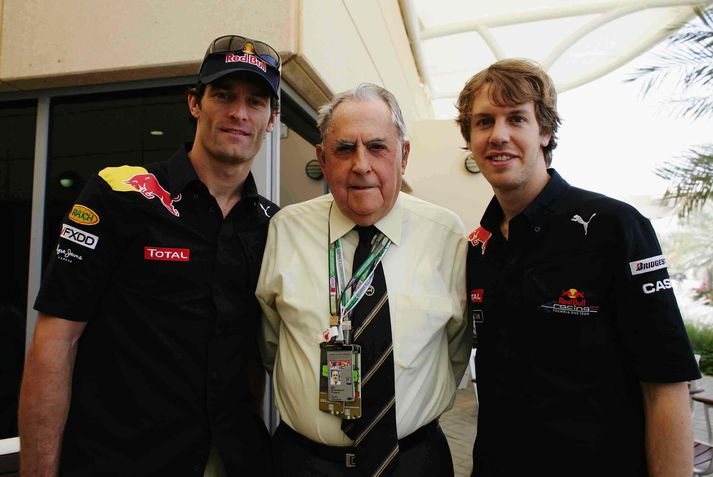 Efstu menn stigamótins hittu Jack Brabham á fyrsta móti ársins í Barein.  Mark Webber, Brabham og Vettel stilltu sér upp fyrir myndavélina.