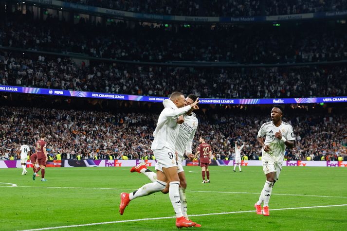 Mbappé, Bellingham og Vini Jr. fagna.