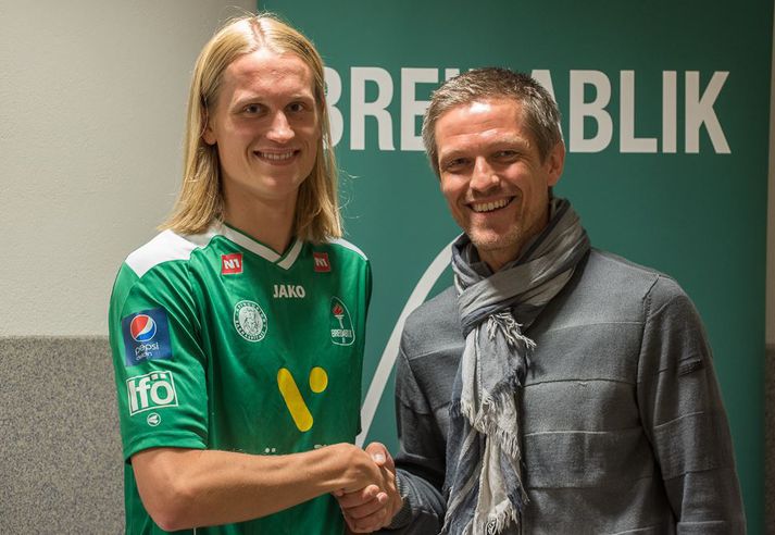 Atli og Arnar Grétarsson, þjálfari Breiðabliks, handsala samninginn.