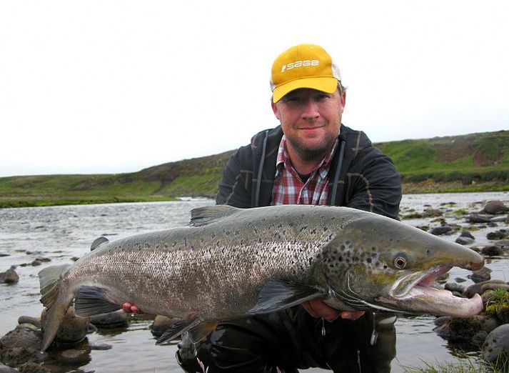 Nils í Hafralónsá. Þennan 104 sentímetra hæng veiddi Nils Jörgensen í Hafralónsá. Laxinn tók flugu sem hann hannaði og hnýtti sjálfur.