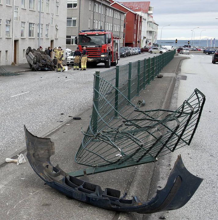 Frá vettvangi bílveltunnar á Hringbraut í dag.