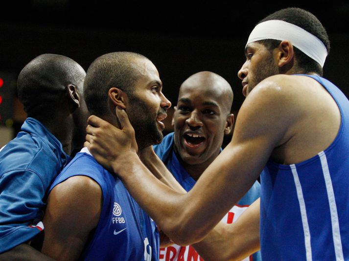 Tony Parker og félagar fagna sigri.