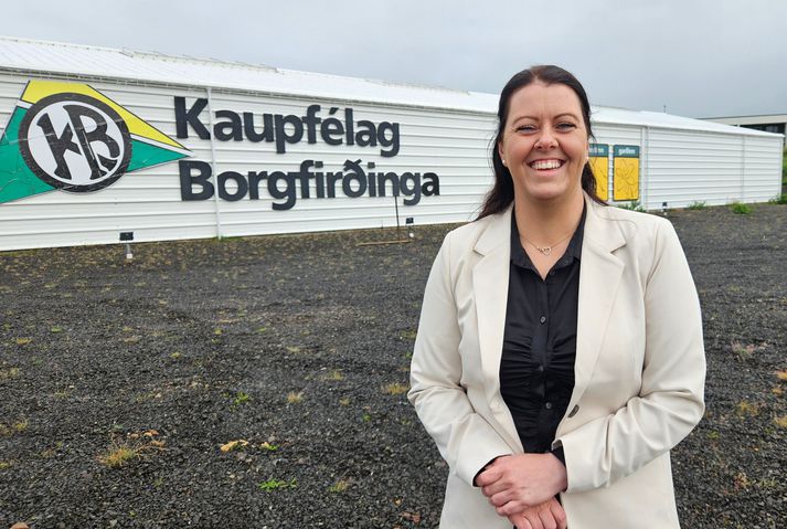 Helga Rósa Pálsdóttir, verslunarstjóri Kaupfélags Borgfirðinga, sem segir alla velkomna í afmælið í Borgarnesi á morgun.