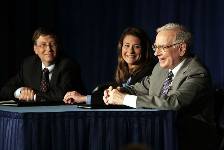 Bill Gates, eiginkona hans Melinda Gates, og Warren Buffett Þau skýrðu sameiginlega frá rausnarlegri gjöf Buffets til líknarstofnunar Gates-hjónanna á blaðamannafundi um helgina.