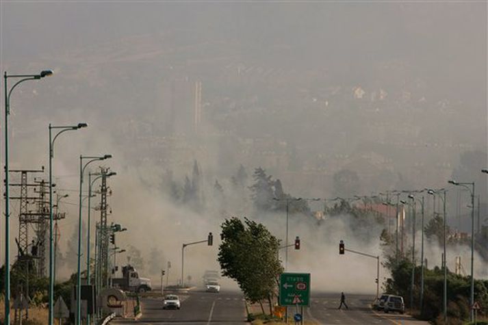 Reykur liðast um borgina Kiryat Shemona í N-Ísrael eftir sprengingar þar í vikunni.