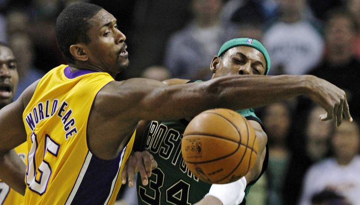 Metta World Peace reynir að verjast Paul Peirce í leiknum í nótt.