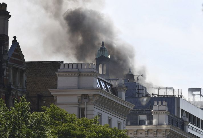 Um 120 slökkviliðsmenn á tuttugu bílum hafa verið sendir á Mandarin Oriental hótelið í London þar sem mikill eldur er sagður geysa á efri hæðum hússins.