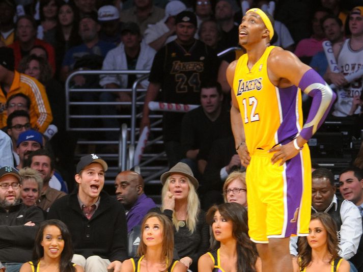 Leikarinn Ashton Kutcher kemur skilaboðum á framfæri til Dwight Howard.