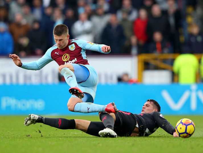 Granit Xhaka tæklar Jóhann Berg Guðmundsson í leik  Arsenal og Burnley á dögunum. Jóhann Berg og félagar hafa byrjað tímabilið frábærlega og sitja í 6. sæti ensku úrvalsdeildarinnar eftir 18 umferðir.