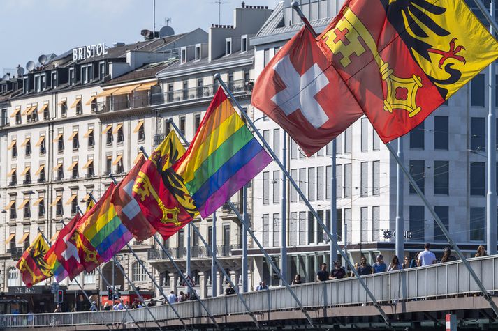 Hinseginfánar að húni í tilefni af Pride göngunni í Genf í Sviss.