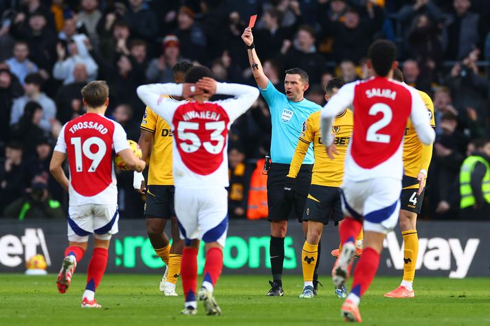 Michael Oliver rekur Myles Lewis-Skelly, leikmann Arsenal, af velli gegn Wolves. Dómurinn hefur dregið dilk á eftir sér.