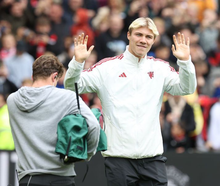 Højlund labbar inn á Old Trafford í morgun.