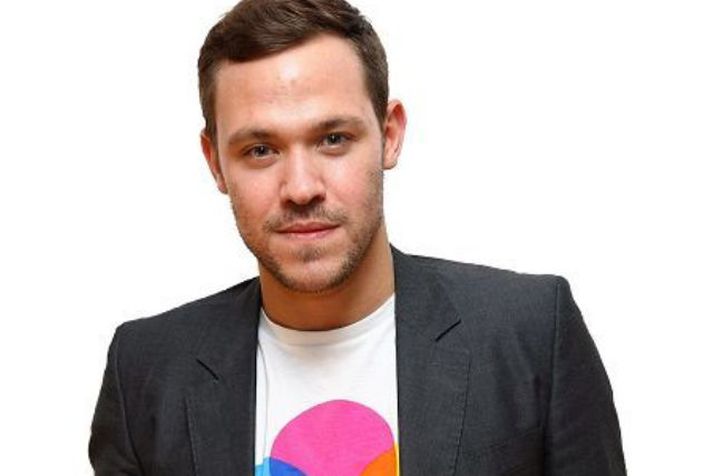 Will Young vill meina að framkoma Rihönnu í myndböndum og á tónleikum sé of kynferðisleg og niðrandi fyrir konur.