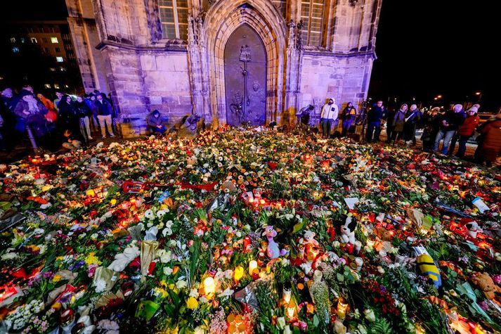 Fjöldi fólks hefur komið og lagt blóm við Johannis kirkju í Magdeburg til minningar um fórnarlömb árasar á jólamarkaði í borginni í gærkvöldi.