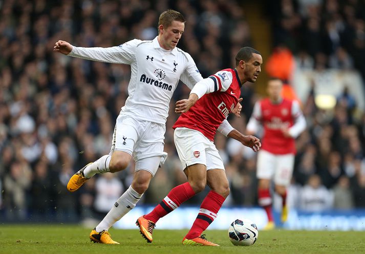 Gylfi lagði upp sigurmark í 3-2 sigri á Arsenal aðeins 60 sekúndum eftir að Theo Walcott hafði jafnað metin.