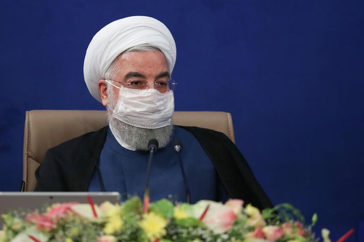 Hassan Rouhani, forseti Íran, tilkynnir samkomubann til að stemma stigu við útbreiðslu kórónuveirunnar.