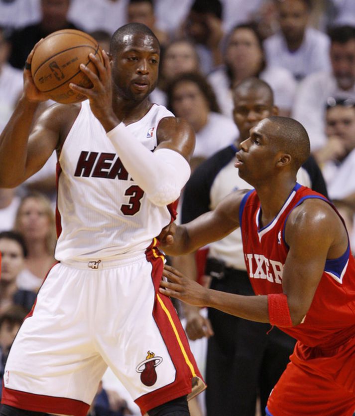 Dwayne Wade skoraði mikilvæg stig á lokakaflanum gegn Philadelphia í kvöld.