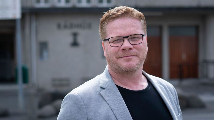 Valdimar er nú bæjarstjóri Hafnarfjarðar. Hann hefur verið formaður bæjarráðs frá 2022 en starfað sem skólastjóri í Öldutúnsskóla síðan 2008.