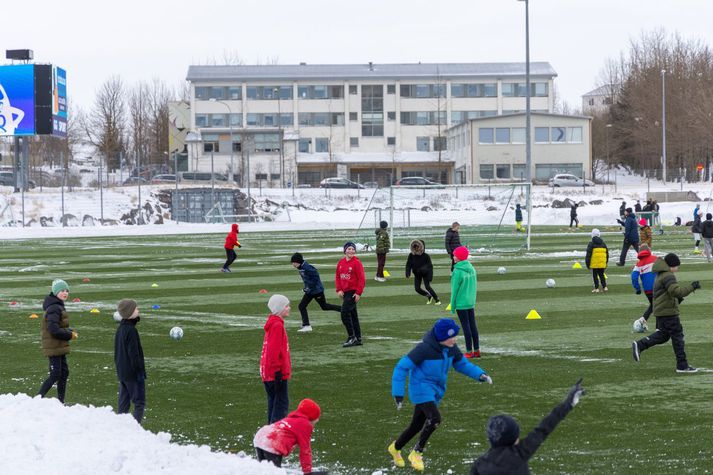 Niðurstöður rannsóknarinnar sýna að félagsleg tengsl barna og þátttaka í skipulögðum athöfnum eins og íþróttum og tómstundum eru sterk. Börn í yngri bekkjum sækja í auknum mæli íþróttir og tómstundastarf.