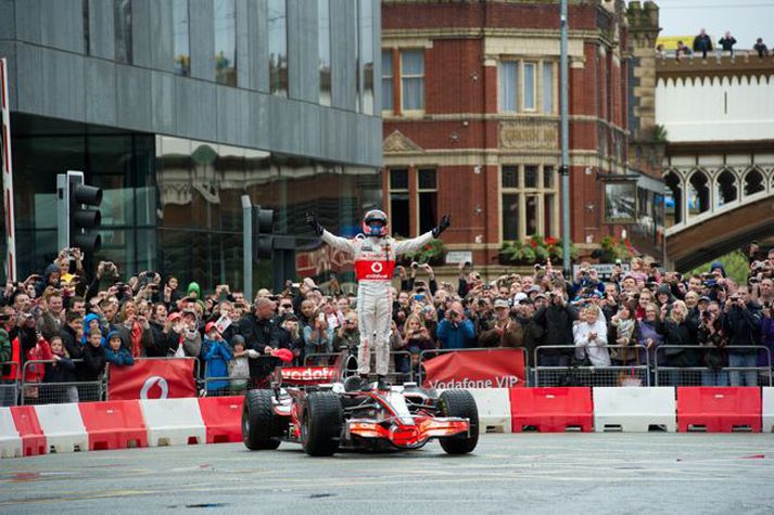 Jenson Button var vel fagnað í Manchester í dag, en hann ók á götum borgarinnar á McLaren Formúlu 1 bíl.