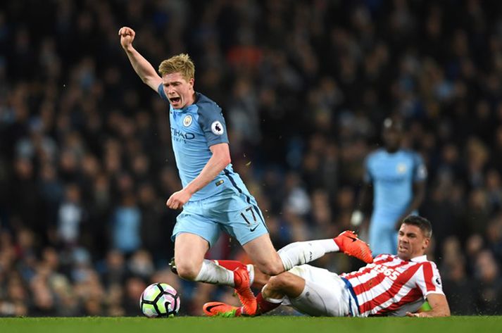 Jonathan Walters tæklar Kevin De Bruyne.