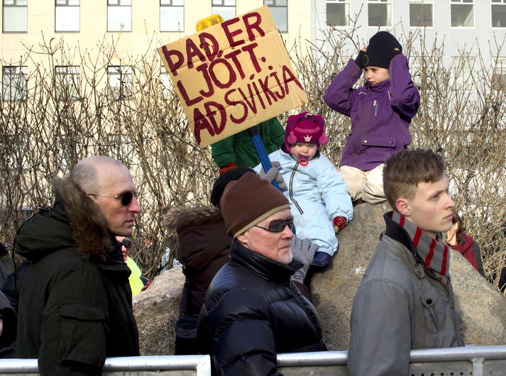 Um þrjú þúsund manns létu sjá sig á Austurvelli í dag vegna málsins.