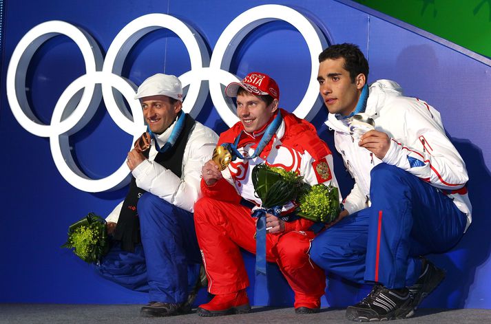 Pavol Hurajt (brons), Evgeny Ustyugov (gull) og Martin Fourcade (silfur) sjást hér með verðlaunin sín á Ólympíuleikunum í Vancouver 2010. Ustyugov missir gullið en hinir tvær færast upp.