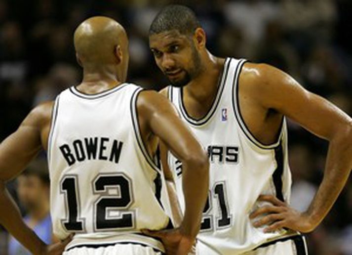 Bruce Bowen og Tim Duncan ræða hér málin í leiknum í nótt, sem var að heita má eign heimamanna