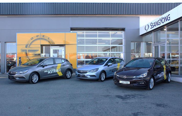 Verðlaunagripurinn Opel Astra er einn þeirra bíla sem hafa lækkað í verði hjá Bílabúð Benna.