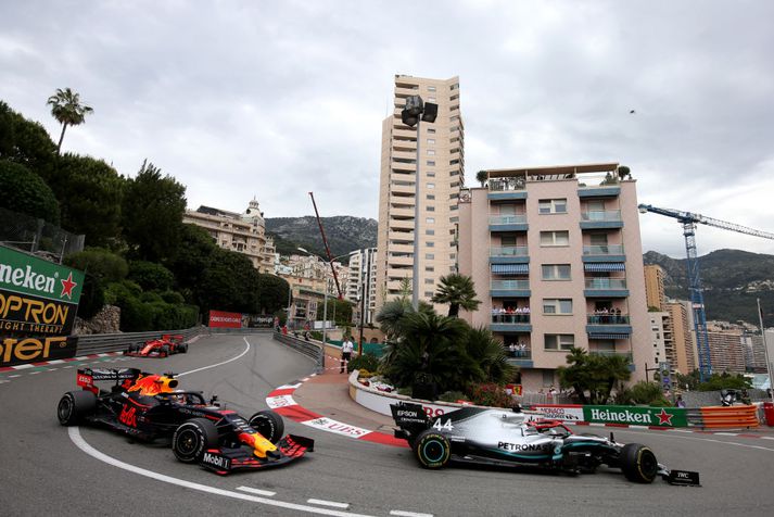 Hörkuslagur var um fyrsta sætið í Mónakó milli Lewis Hamilton og Max Verstappen.