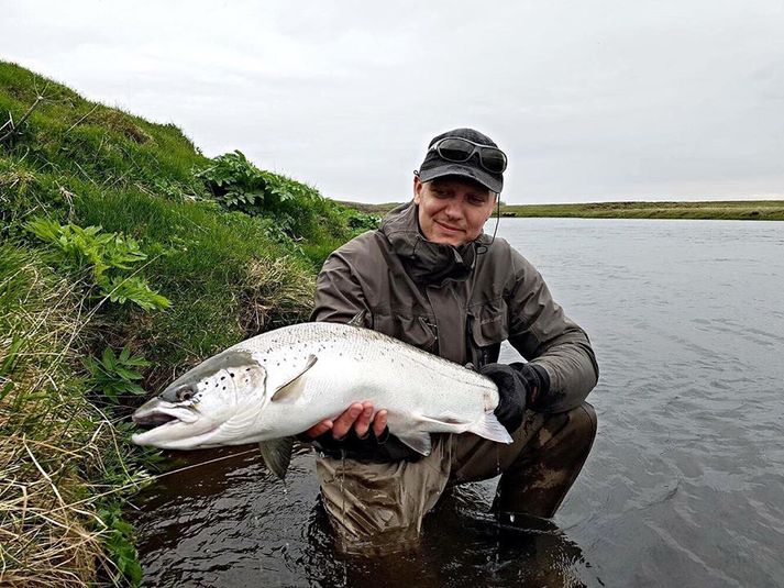 Róbert Rúnarsson með 80 sm lax úr Eystri Rangá í fyrra