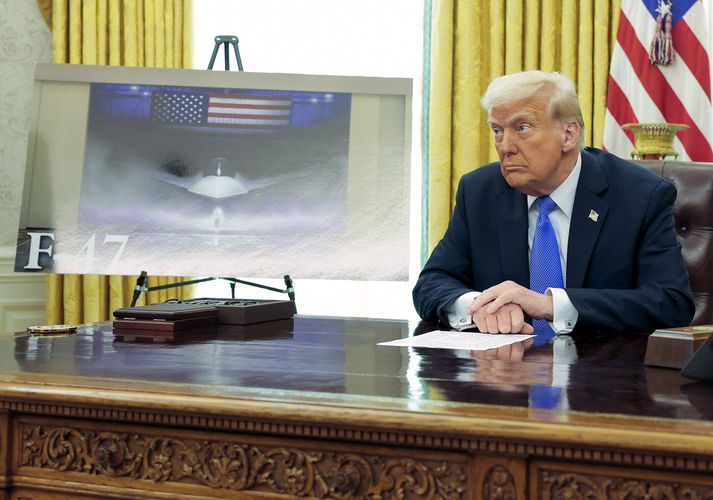 Trump  með mynd af F-47 í bakgrunni.