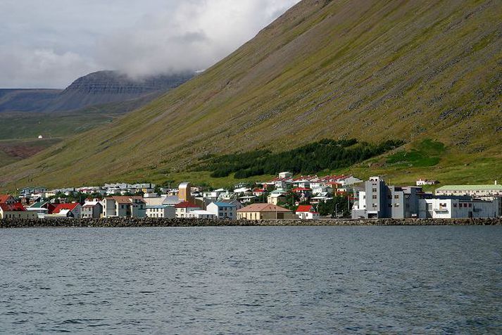 ísafjörður Verið var að flytja manninn í lögreglubíl á lögreglustöðina á Ísafirði þegar hann hótaði lögreglumönnum lífláti.