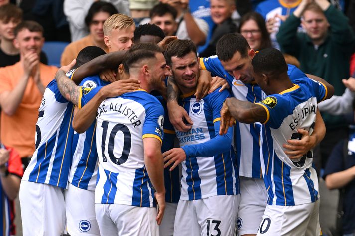 Leikmenn Brighton fagna með Pascal Gross eftir að hann skoraði þriðja mark liðsins í sigrinum í dag.