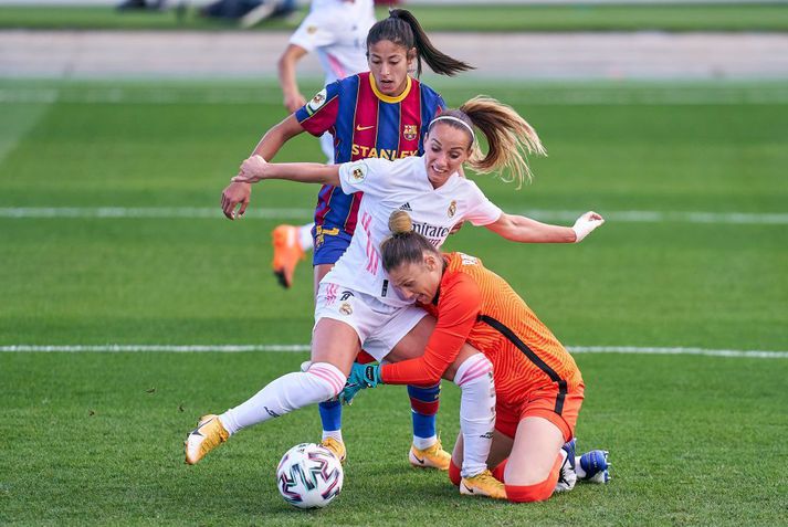 Sænska landsliðskonan Kosovare Asllani, sem var á Íslandi fyrir skömmu, í kröppum dansi gegn Barcelona sem vann Real Madrid 4-0.