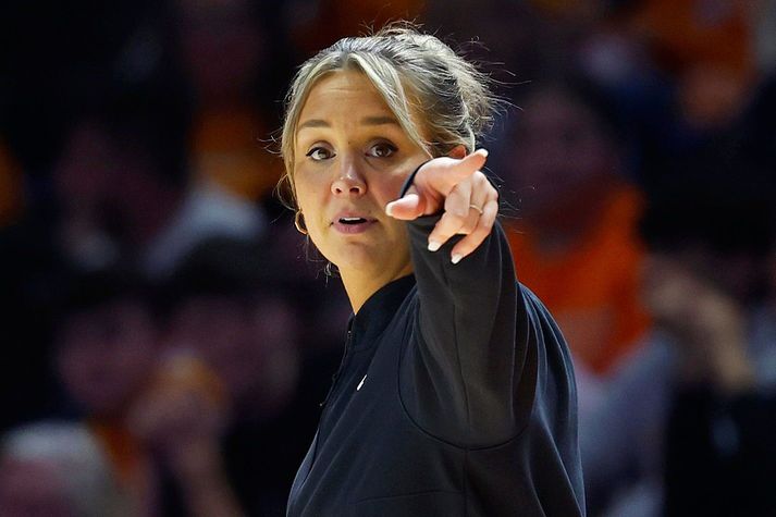 Kim Caldwell stýrði Tennessee Lady Vols liðinu viku eftir barnsburð.