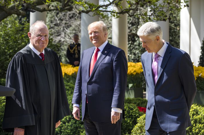 Anthony Kennedy (t.v.) ásamt Donald Trump Bandaríkjaforseta og Neil Gorsuch hæstaréttardómara.