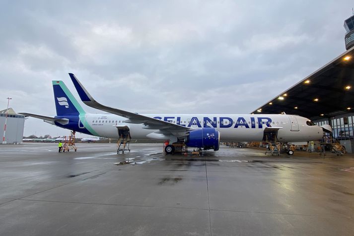 Airbus-þota Icelandair númer tvö við Airbus-verksmiðjurnar í Hamborg. Hún fær heitið Lómagnúpur og skrásetningarstafina TF-IAB.