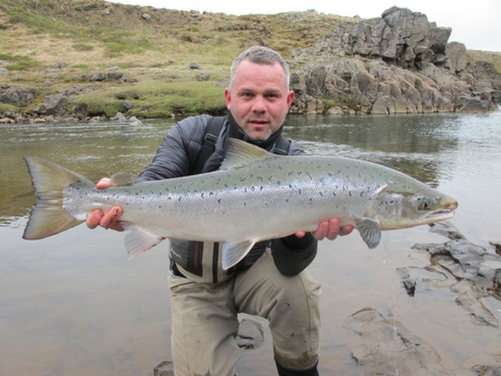 Rafn með stórlax úr Miðfjarðará.  Áinn er að eiga sitt annað besta ár frá upphafi.