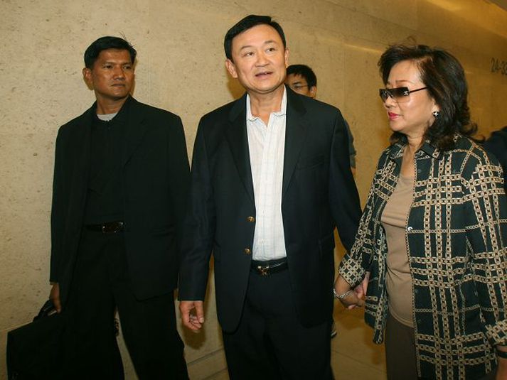 Í Hong Kong Thaksin Shinawatra hefur verið á ferðalagi um Asíu ásamt eiginkonu sinni. Herlög eru enn í gildi í Taílandi og því fara þau ekki þangað.fréttablaðið/ap