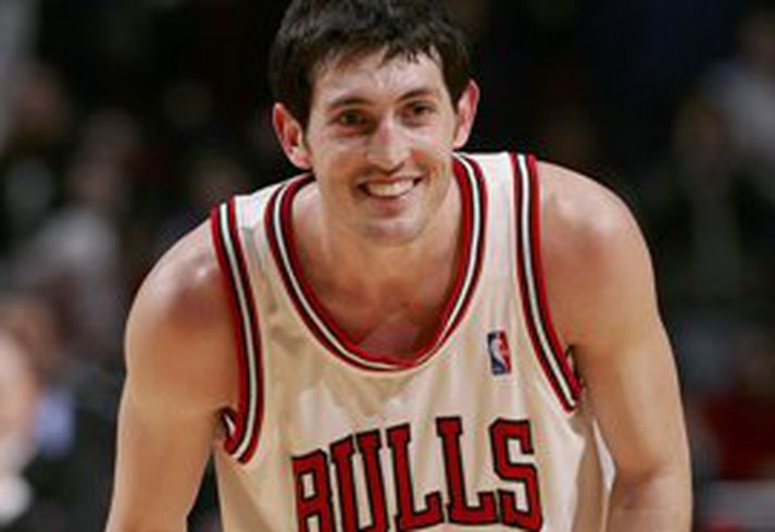 Kirk Hinrich og félagar í Chicago hafa ástæðu til að brosa þessa dagana, enda er liðið að stela 8. sætinu í Austurdeildinni af Philadelphia.