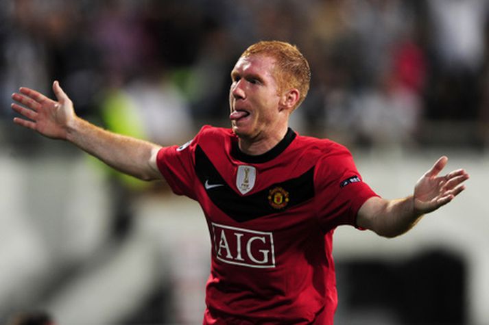 Paul Scholes fagnar sigurmarki sínu í kvöld.