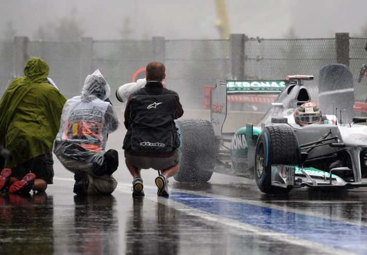 Framan af var það undantekning að ljósmyndararnir fengju að mynda bílana á ferð. Þeir voru heppnir að Schumacher ók á æfingu fyrir sitt 300. mót.