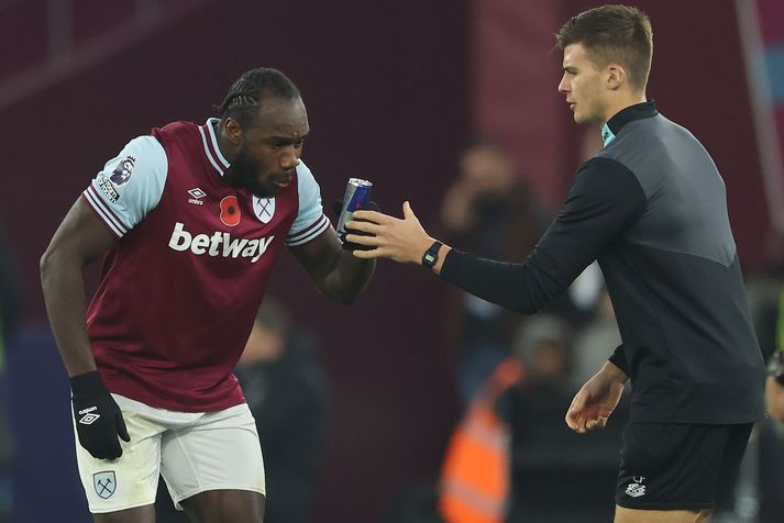 Michail Antonio sést hér í leik með West Ham United. Hann er fastur á Englandi af því að hann týndi vegabréfinu sínu.