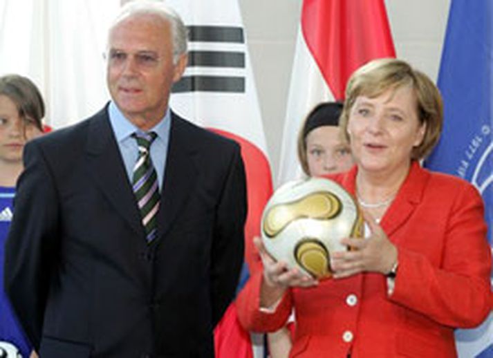 Franz Beckenbauer, forseti framkvæmdanefndar, og Angela Merkel kanslari Þýskalands.