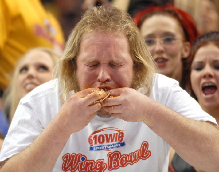 Bandaríkjamenn hata ekki kjúklingavængina. Föstudaginn fyrir Super Bowl er keppt í Wing Bowl. Sá er étur flesta vængi vinnur. Sigurvegarinn á síðasta ári át 255 vængi og geri aðrir betur.